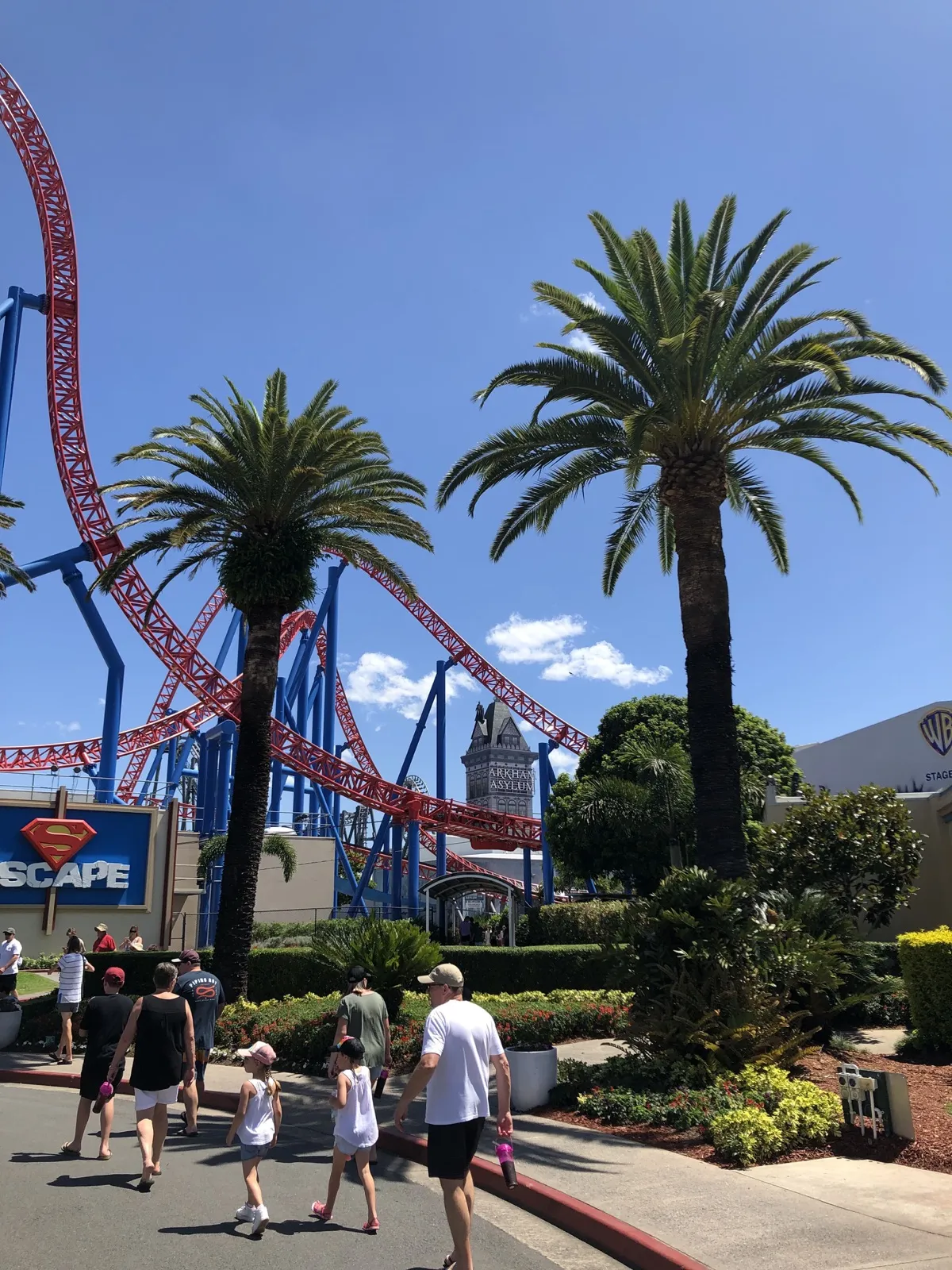 ジェットコースターSuperman EscapeとArkham Asylumの塔