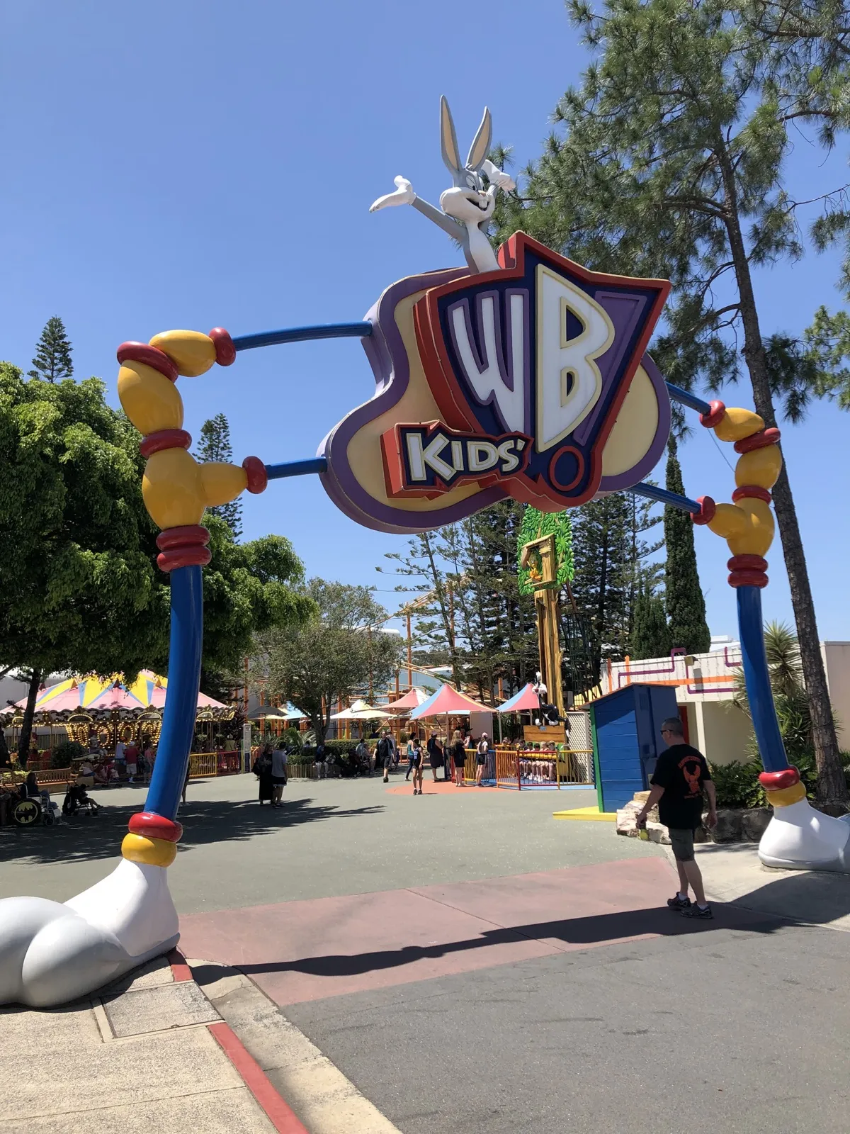 ムービーワールド入口のWB Kidsサイン