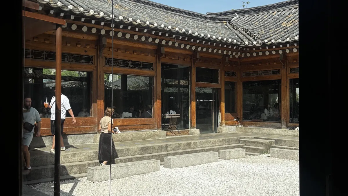 onion安国店の中庭。白い玉砂利と韓屋の建物、青空が広がる