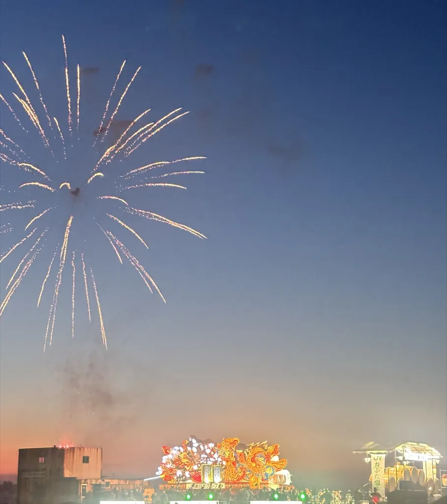 青森花火大会の花火とねぶた海上運行の大型ねぶた