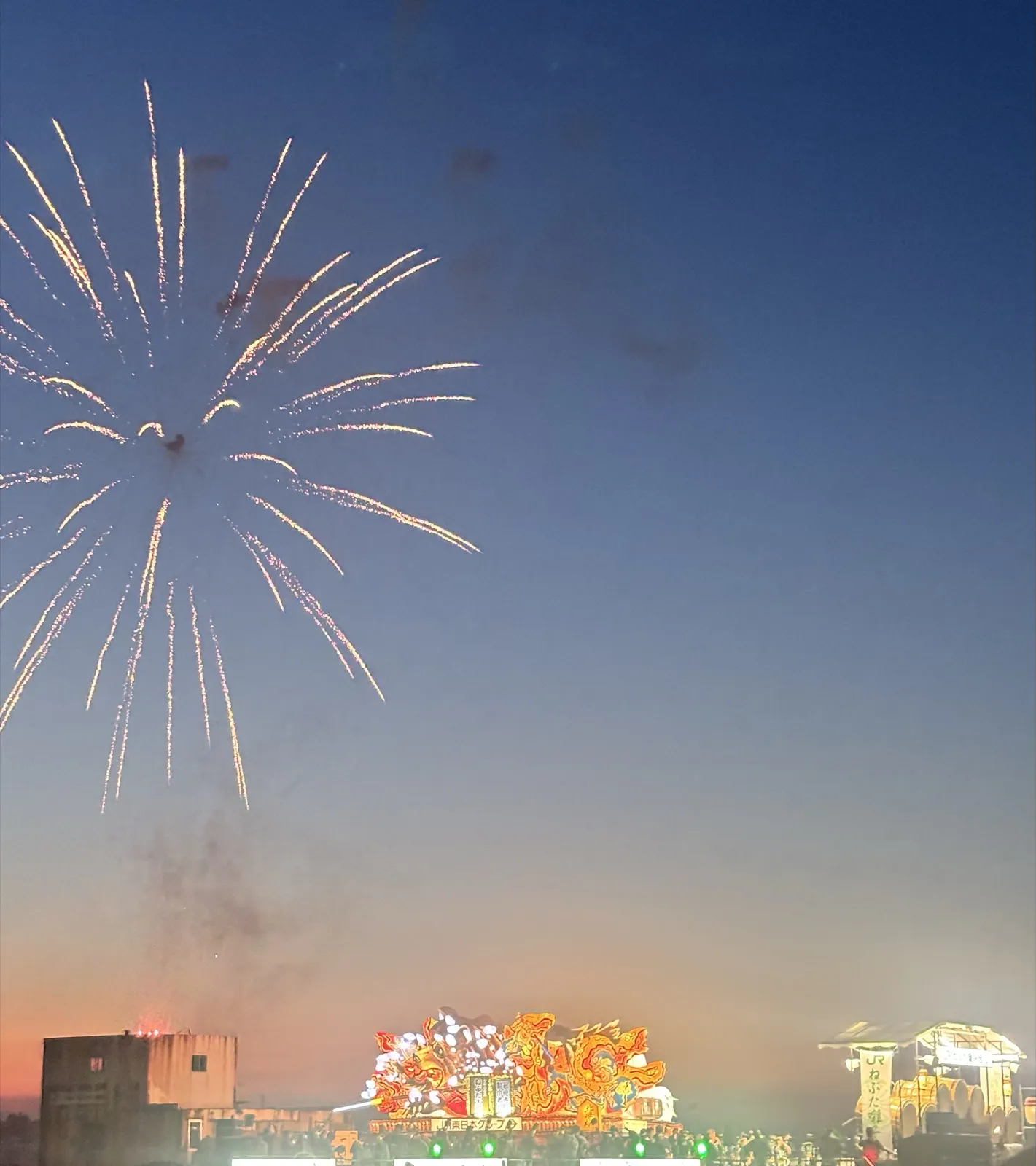 青森花火大会の花火とねぶた海上運行の大型ねぶた