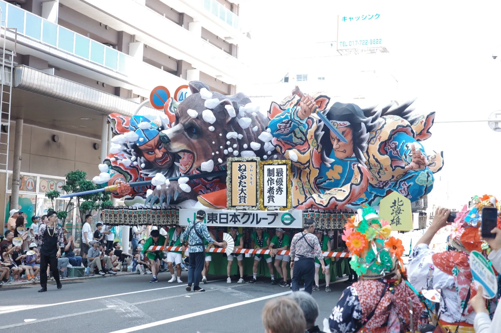 青森ねぶた祭でねぶた大賞を受賞した大型ねぶた「北海の雄」の昼の運行
