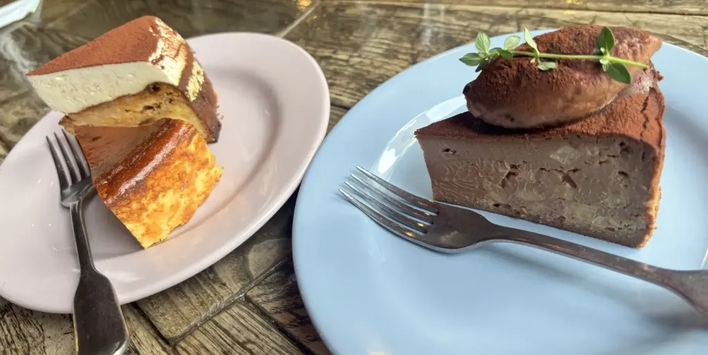 A WORKS のテーブルに並んだ2種類のチーズケーキ