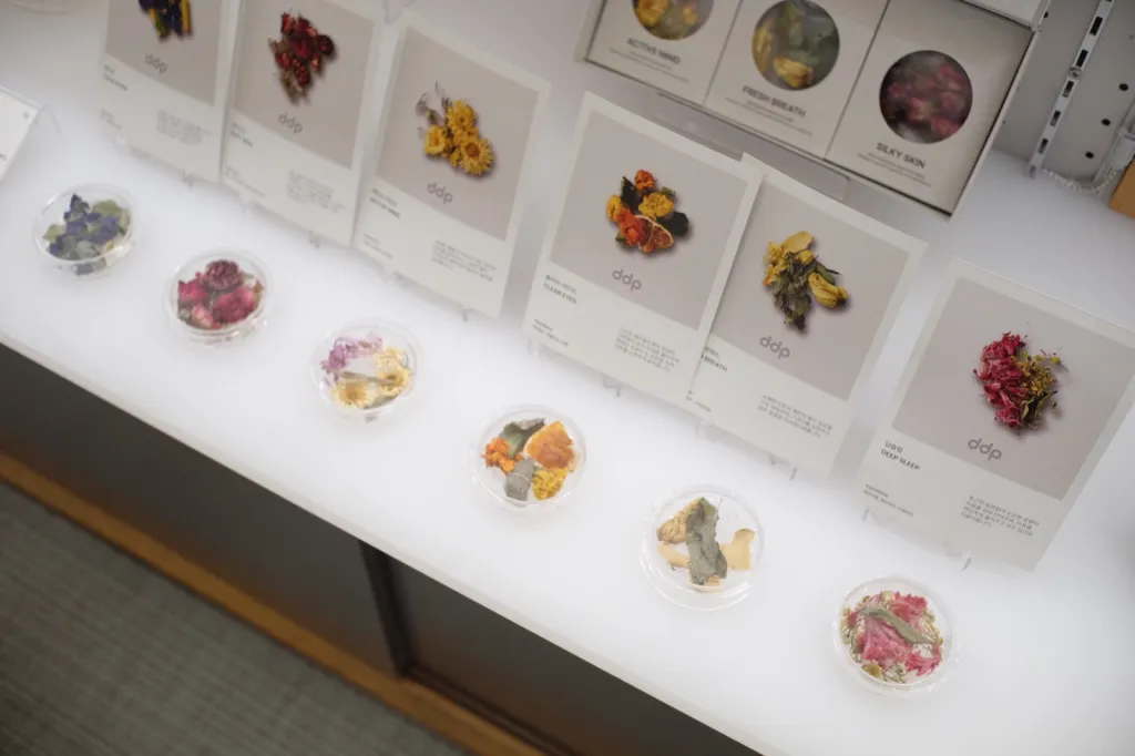 DDPデザインストアのドライフラワー・ハーブティーのサンプル展示