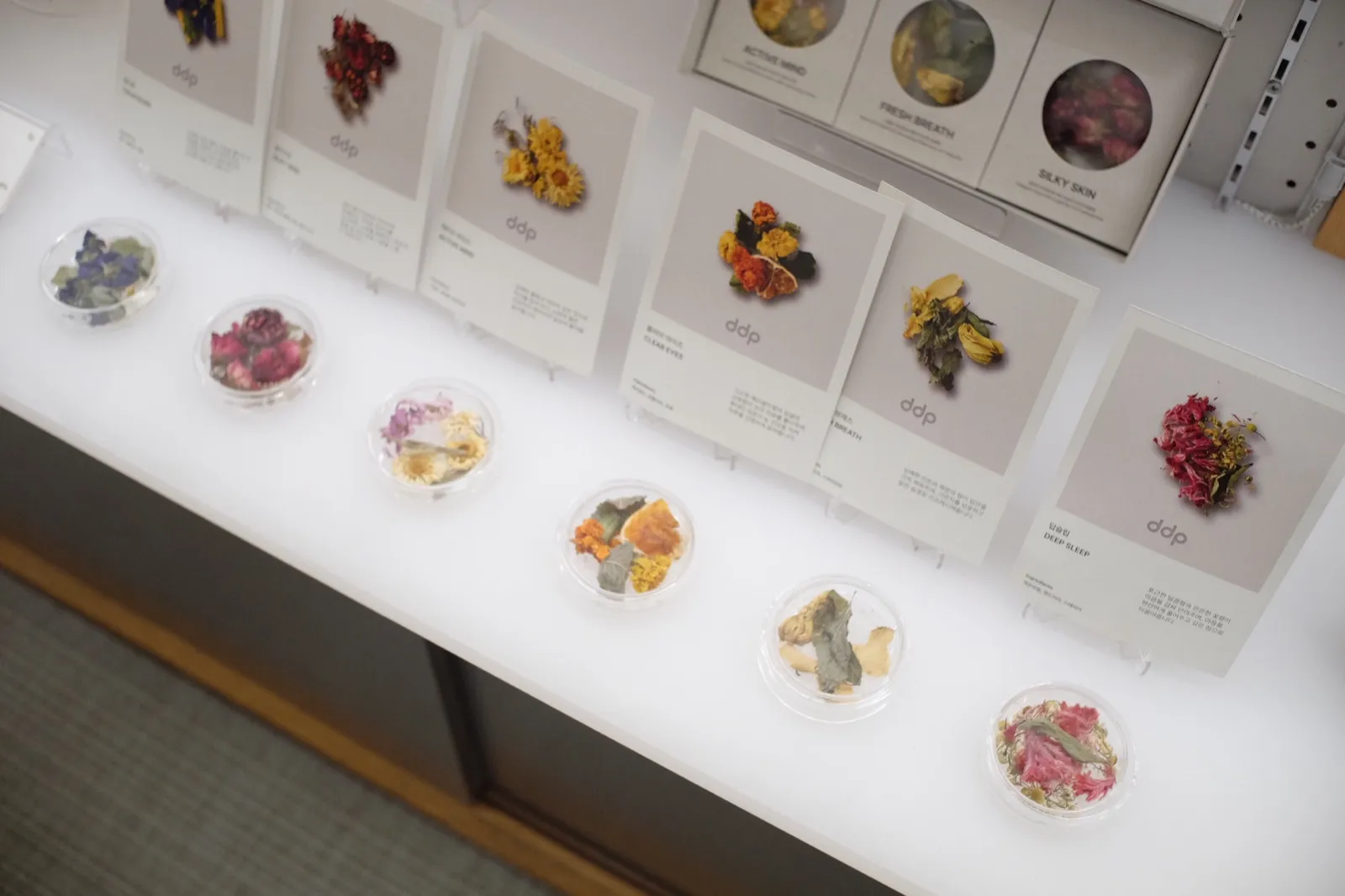 DDPデザインストアのドライフラワー・ハーブティーのサンプル展示