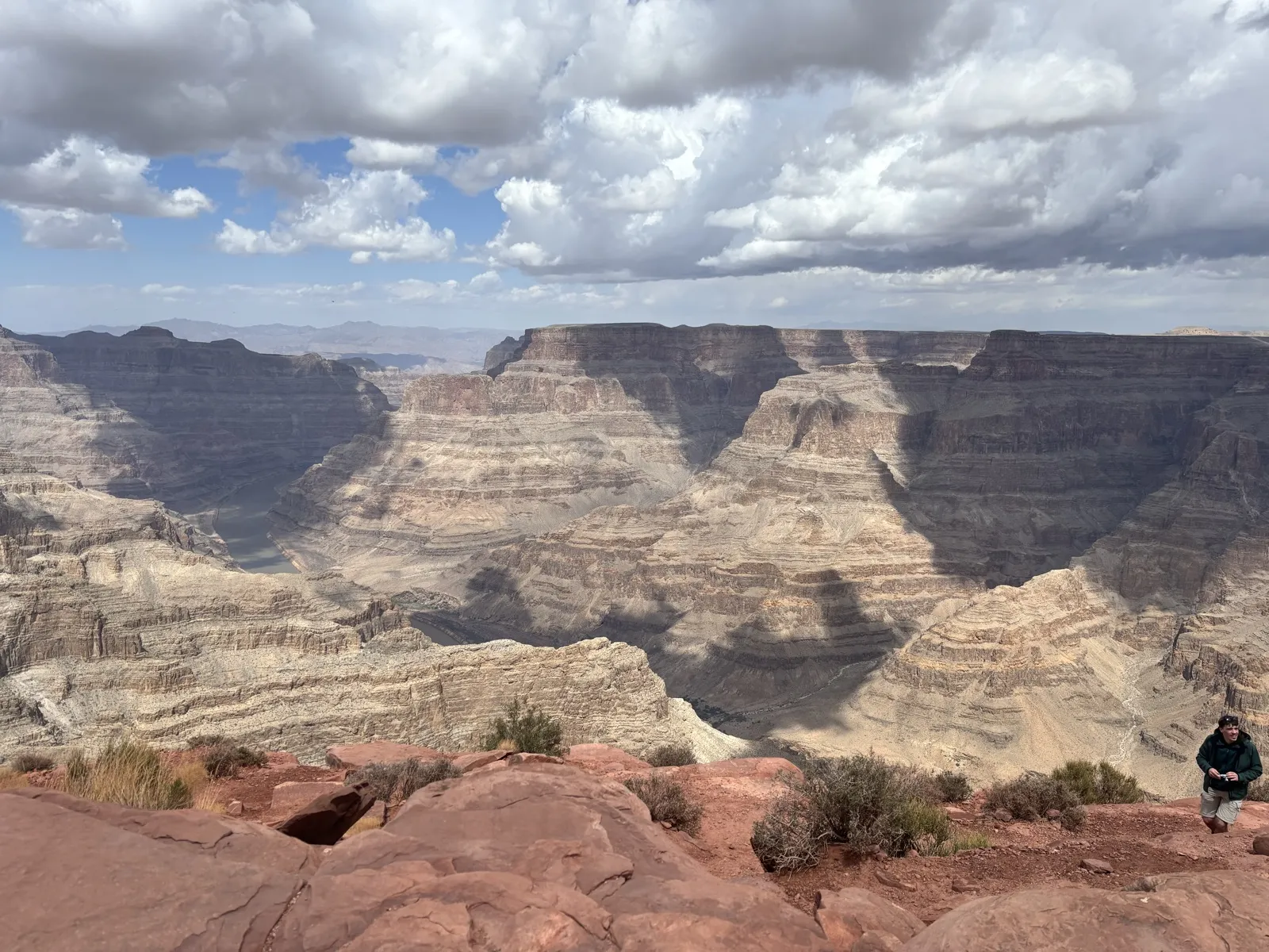グランドキャニオン・ウエストの展望地から見下ろすコロラド川と峡谷