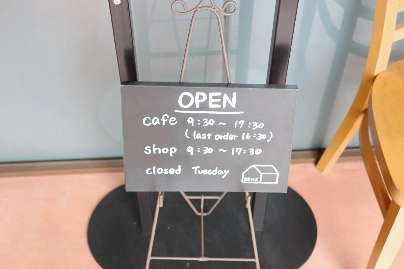 弘前れんが倉庫美術館 カフェ・ショップの営業時間を記した看板