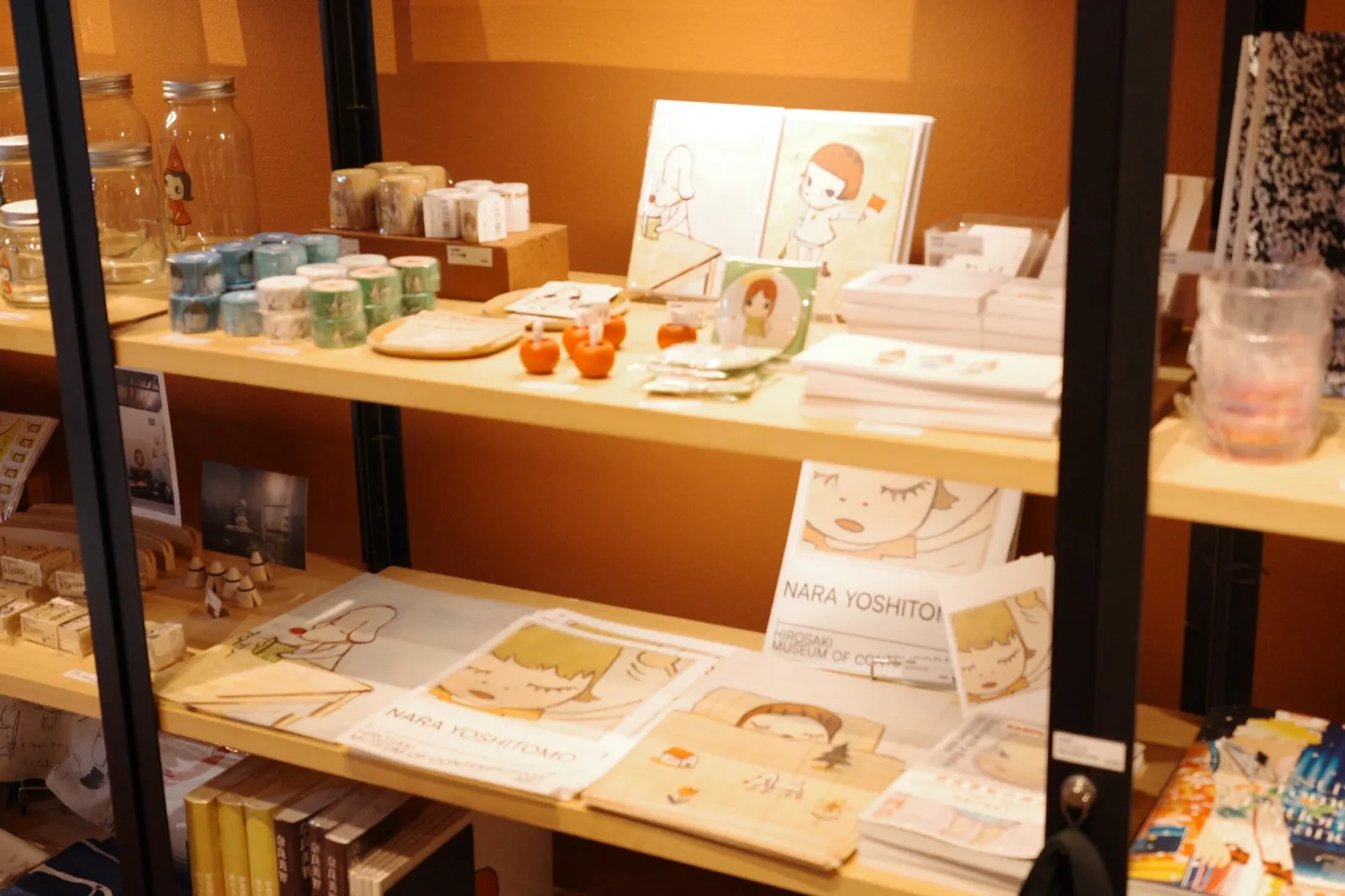 弘前れんが倉庫美術館のミュージアムショップに並ぶグッズ