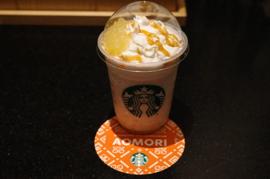 青森 やだらめぇりんご アーモンドミルク フラペチーノとAOMORIコースター