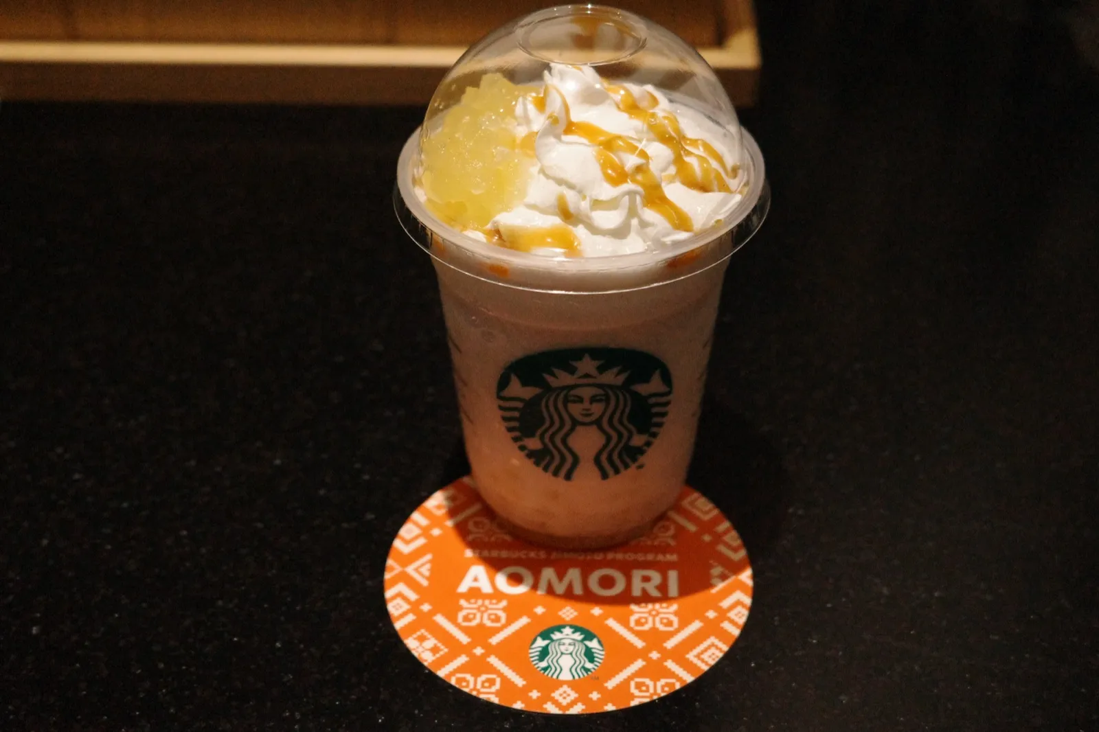 青森 やだらめぇりんご アーモンドミルク フラペチーノとAOMORIコースター