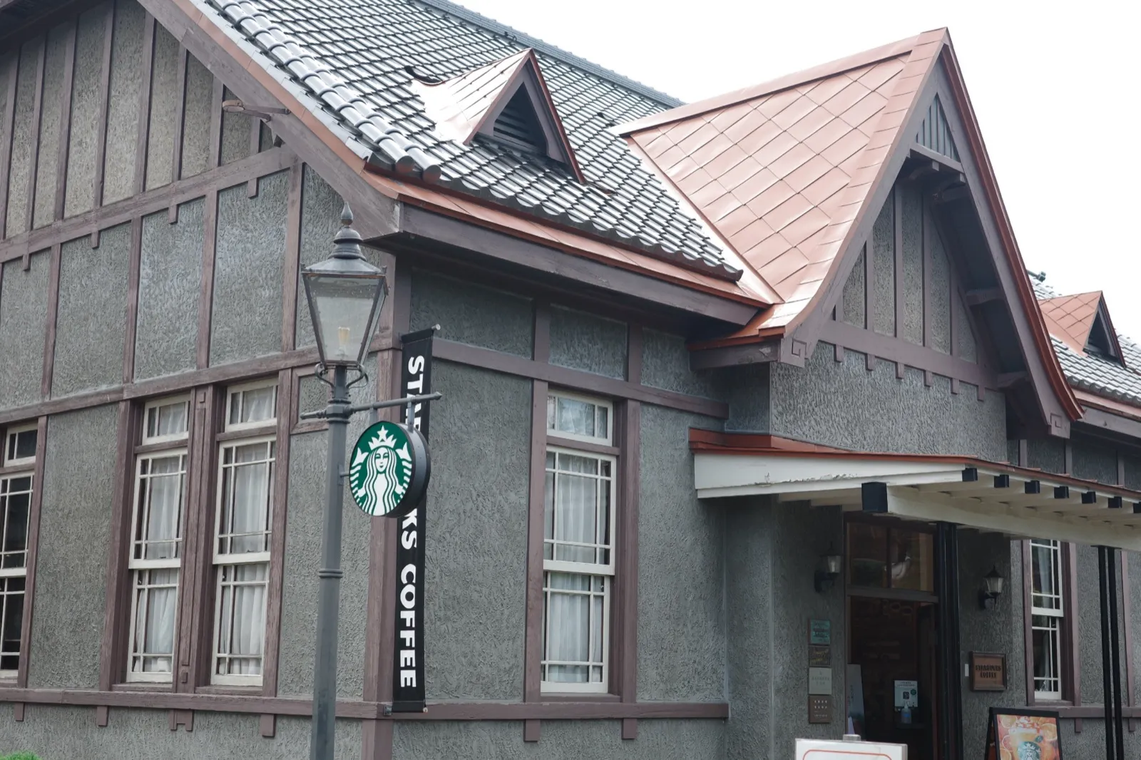 スターバックスコーヒー弘前公園前店の外観。登録有形文化財の洋館(旧第八師団長官舎)