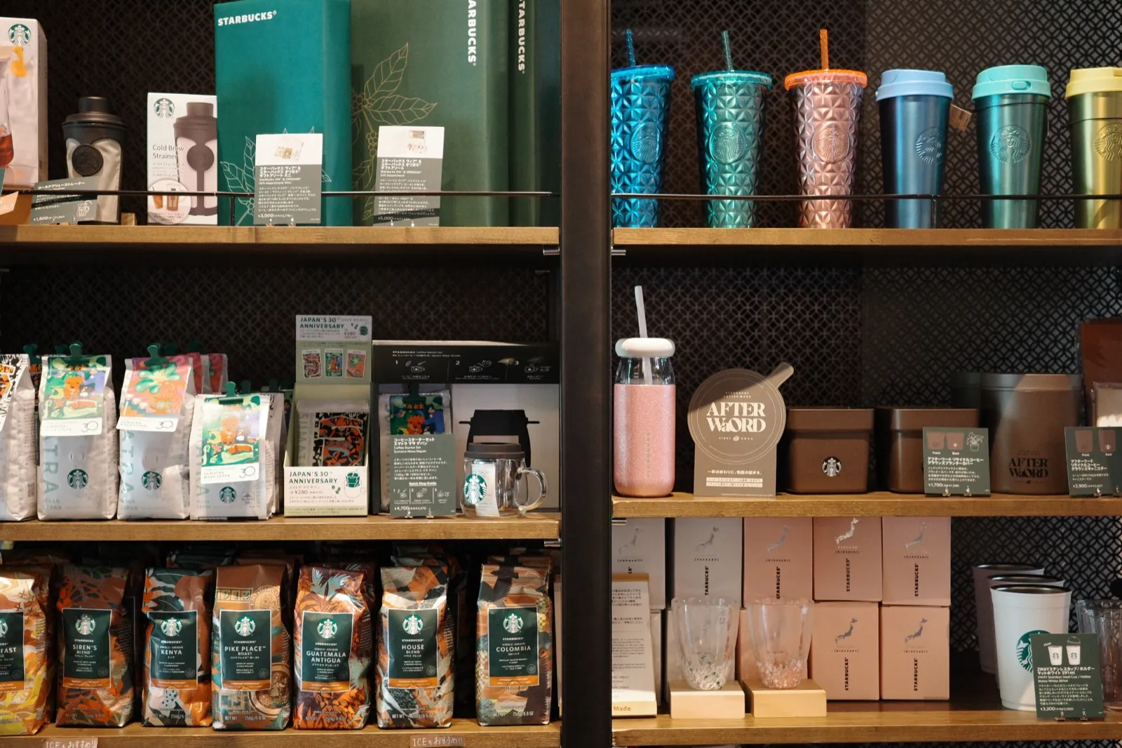 スターバックス弘前公園前店の物販棚。HIROSAKI限定グッズやコーヒー豆