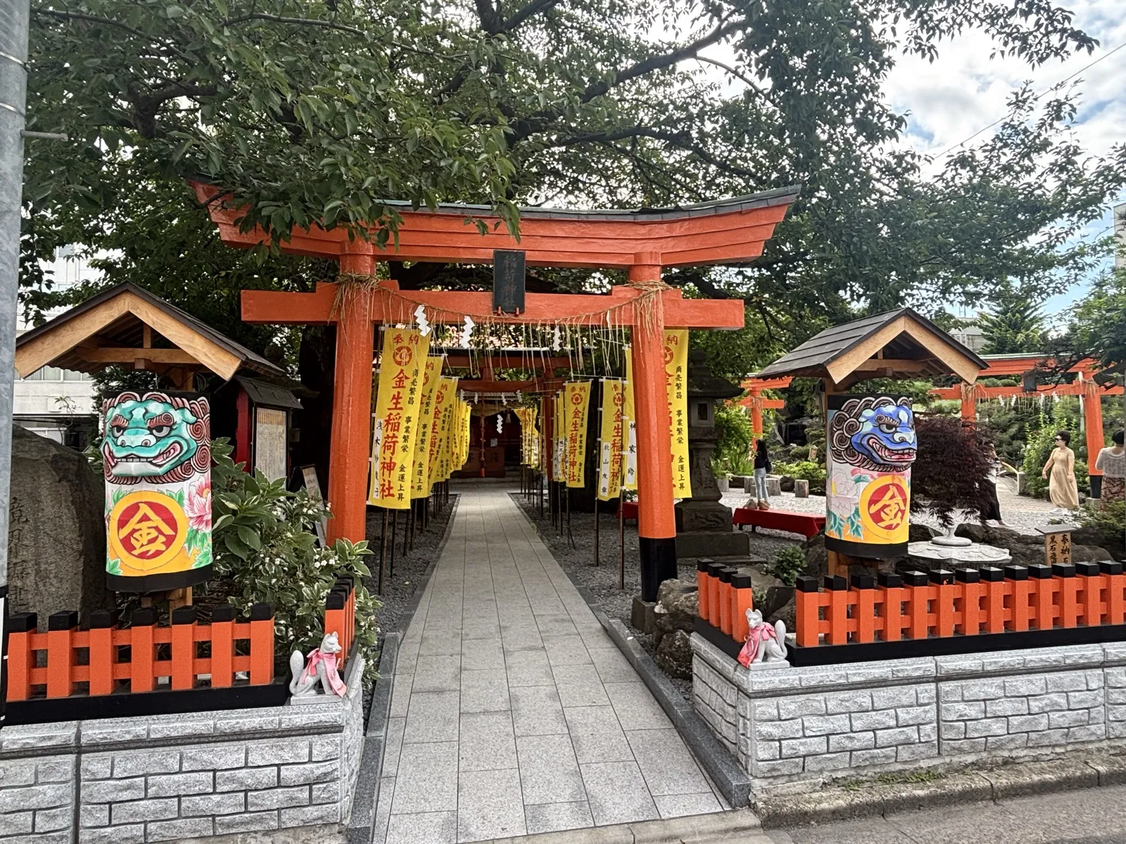 廣田神社の境内社・金生稲荷神社の朱い鳥居と幟