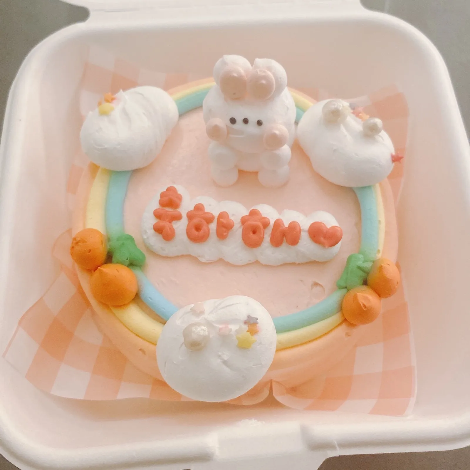 「축하해（おめでとう）」の文字が入った韓国のドシラクケーキ（お弁当箱型の誕生日ケーキ）