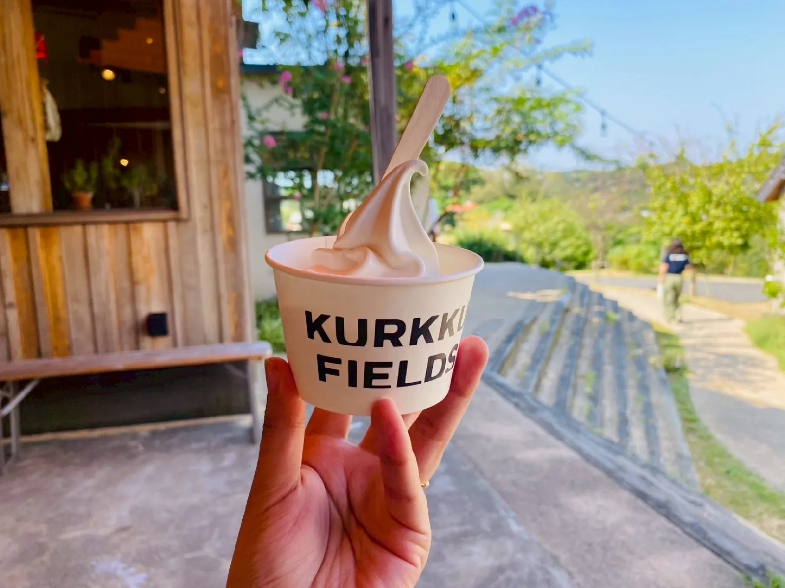 KURKKU FIELDS（クルックフィールズ）のロゴ入りカップに入ったソフトクリーム