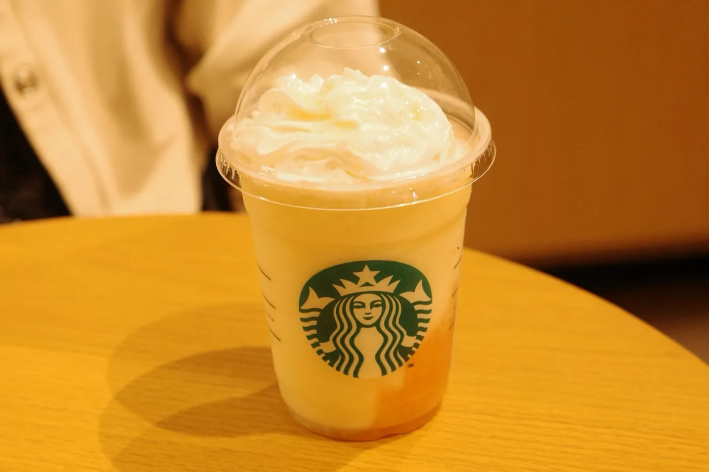 スターバックスのMyフルーツ³フラペチーノ完熟白桃。フルーツミックスベースで下層に白桃果肉が沈んだトールサイズ