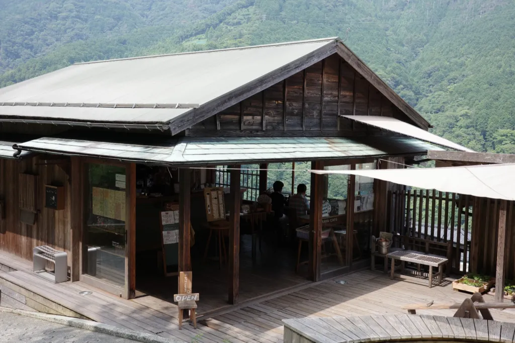 NARAYA CAFEの外観。山を望む木造の建物とテラス席
