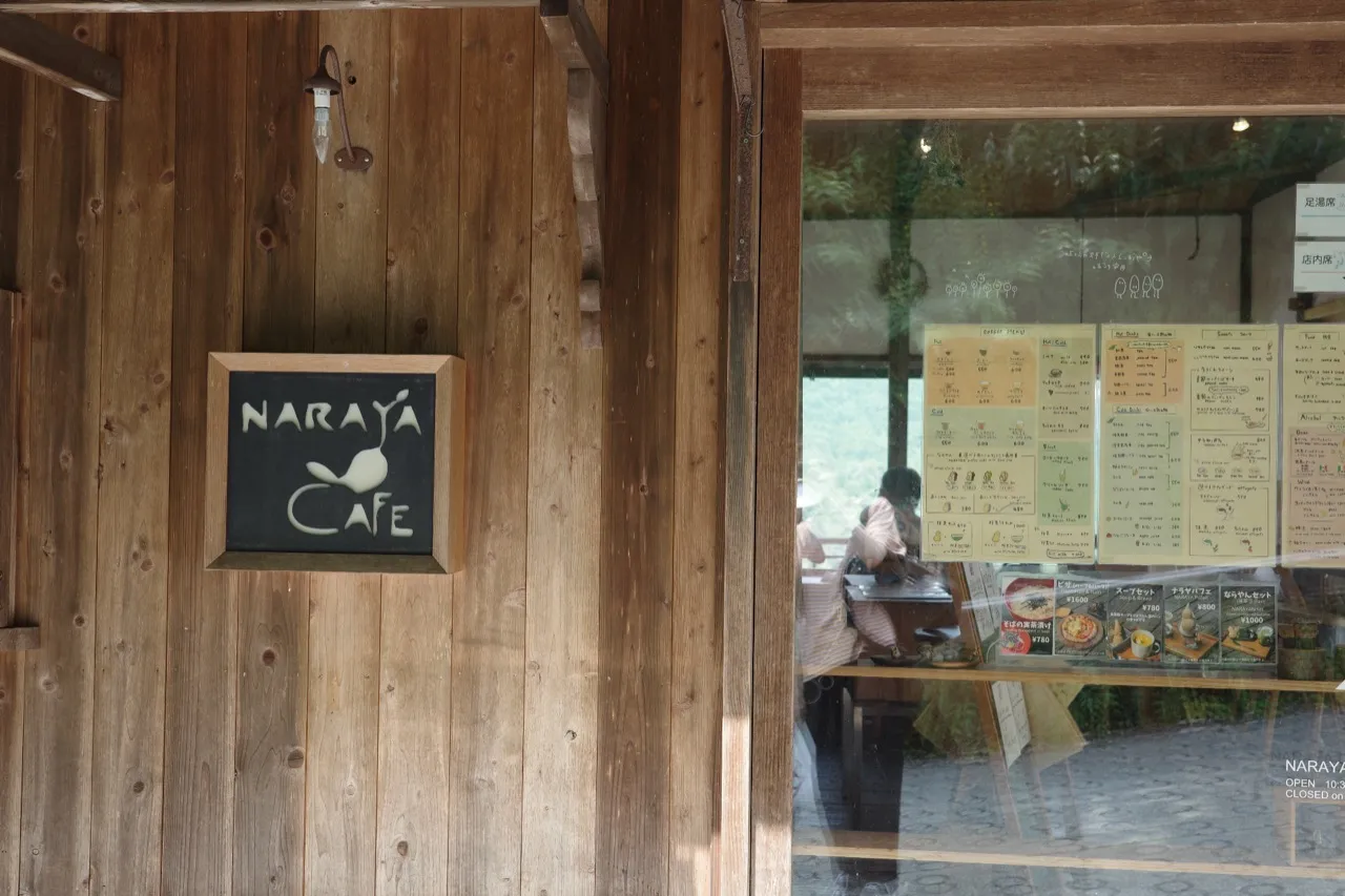 NARAYA CAFEの看板と店頭のメニュー表