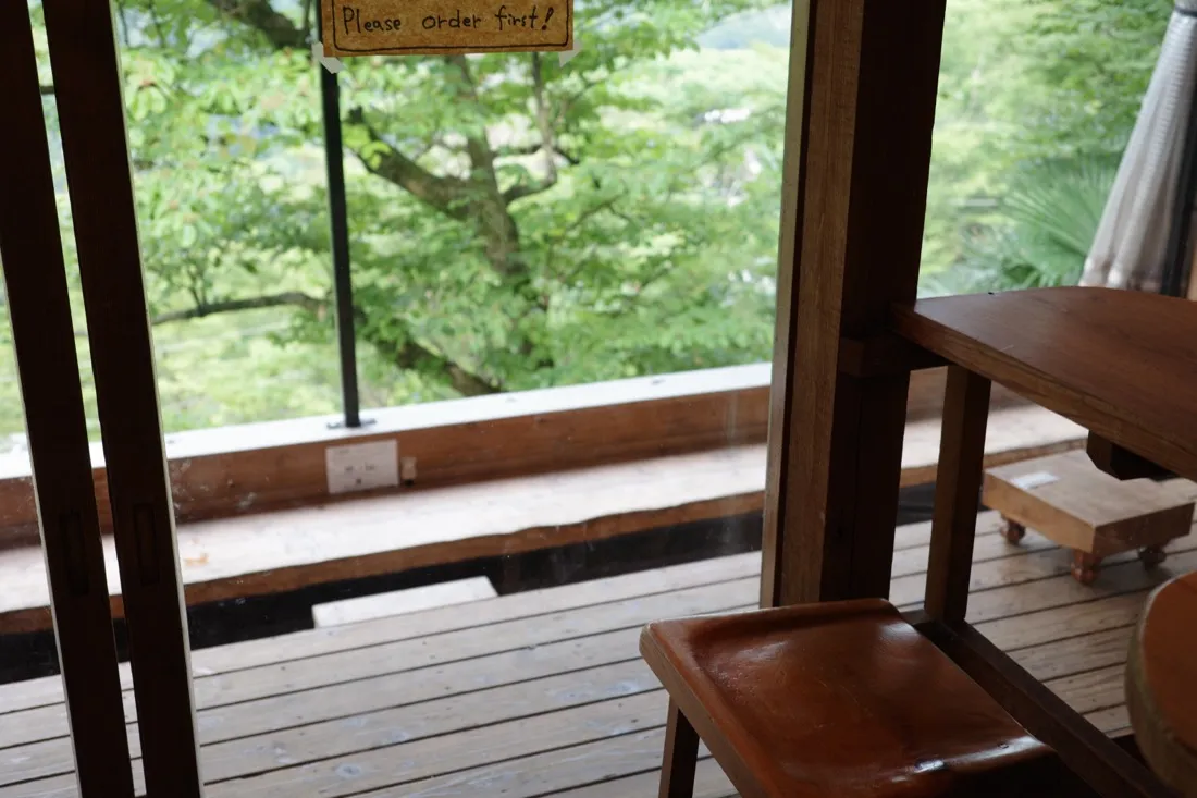 NARAYA CAFEの窓際の席と宮ノ下の緑の眺め