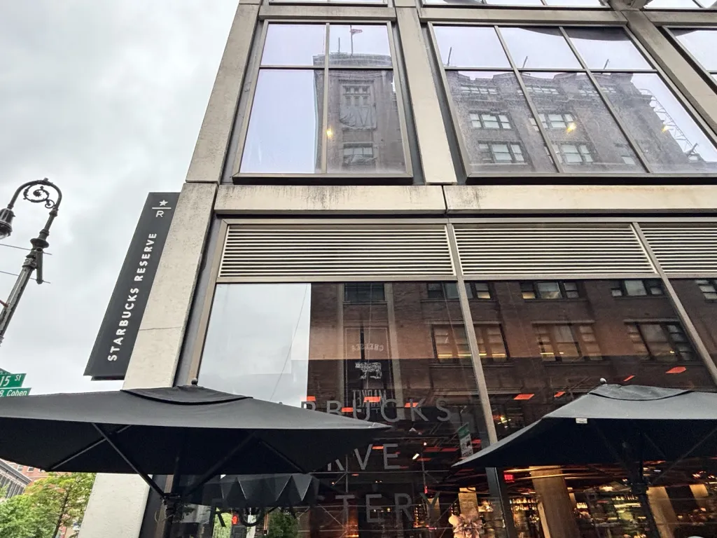 9番街に面したスターバックス リザーブ ロースタリー ニューヨークの外観とSTARBUCKS RESERVEの看板