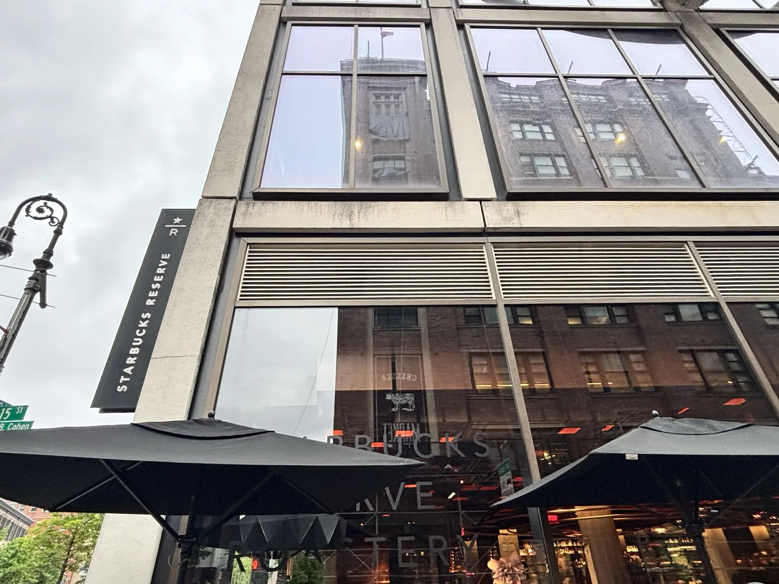 9番街に面したスターバックス リザーブ ロースタリー ニューヨークの外観とSTARBUCKS RESERVEの看板