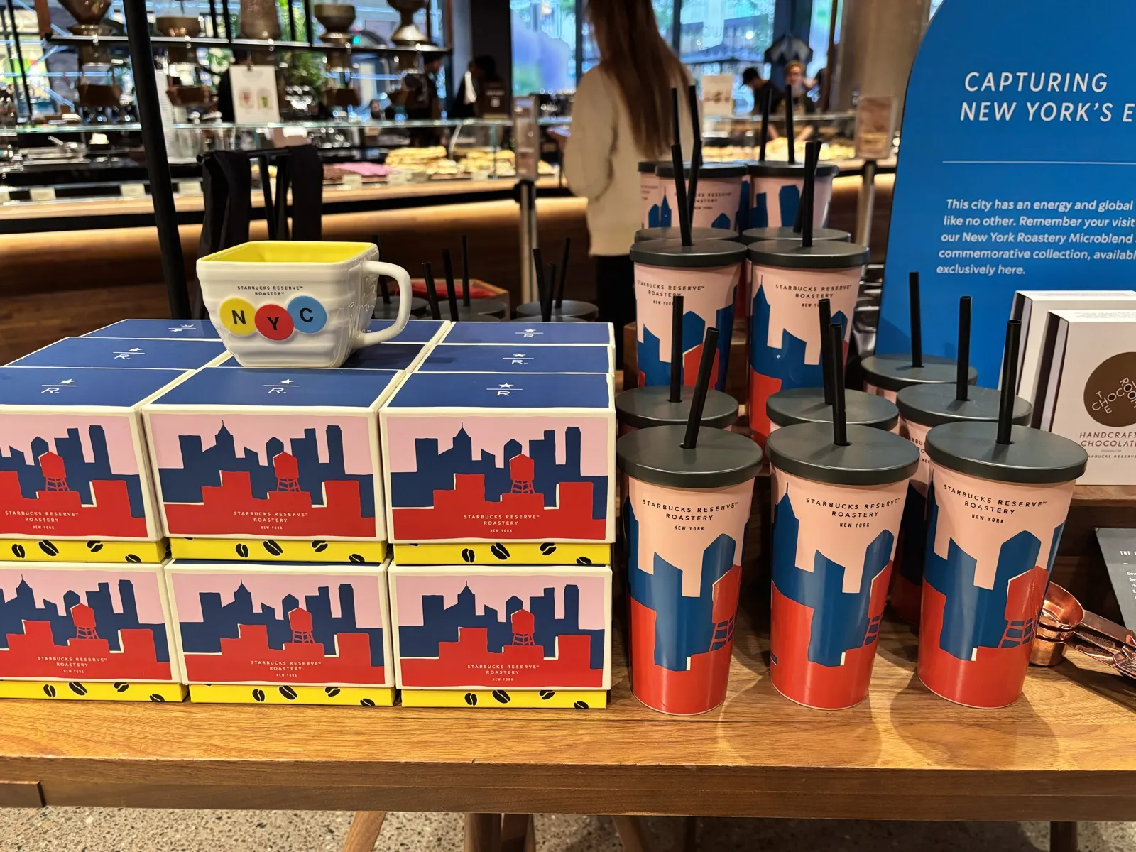 NYCロゴのマグカップとニューヨークのビル群を描いた限定タンブラー