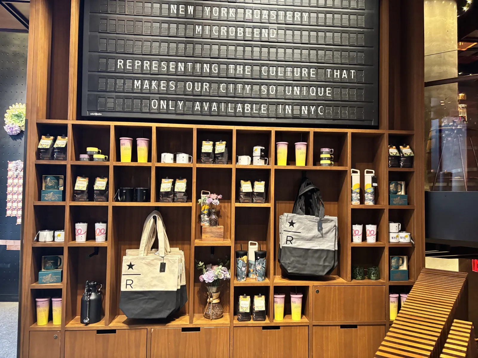 NEW YORK ROASTERY MICROBLENDと表示されたソラリボードとニューヨーク限定グッズの棚
