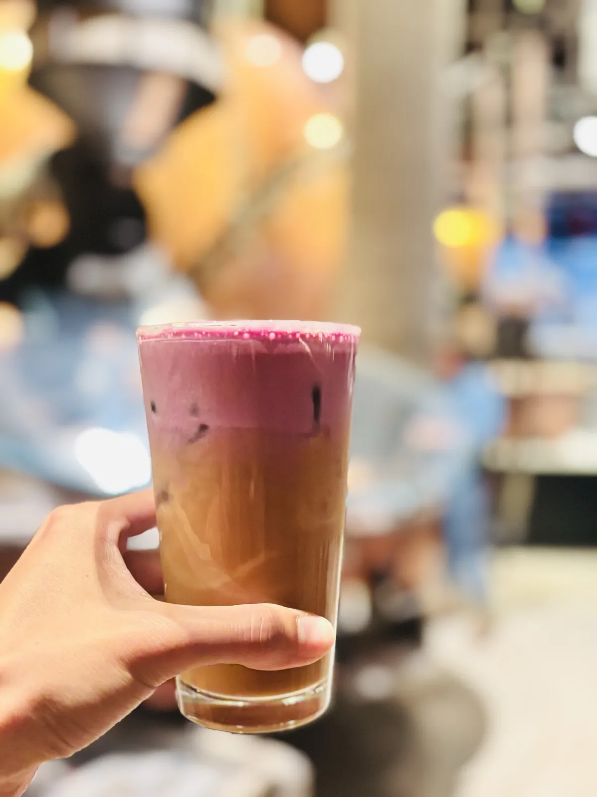 紅芋(ウベ)のコールドフォームをのせたアイスラテ