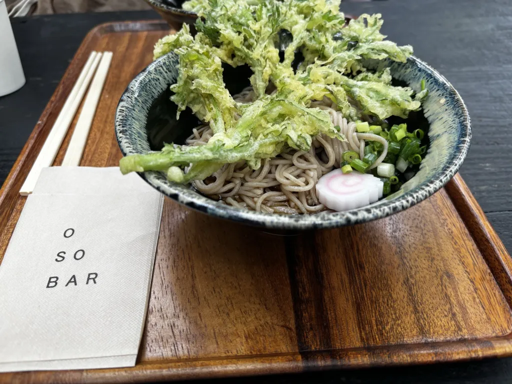 OSOBARの天ぷらそば。葉物野菜の天ぷらと信州そば