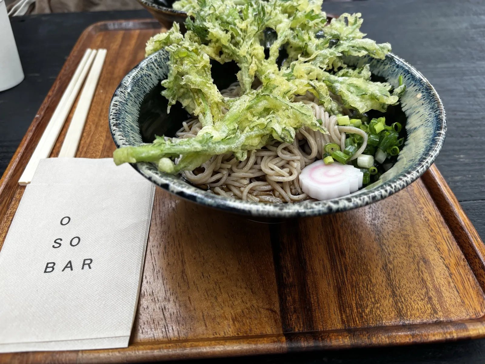 OSOBARの天ぷらそば。葉物野菜の天ぷらと信州そば