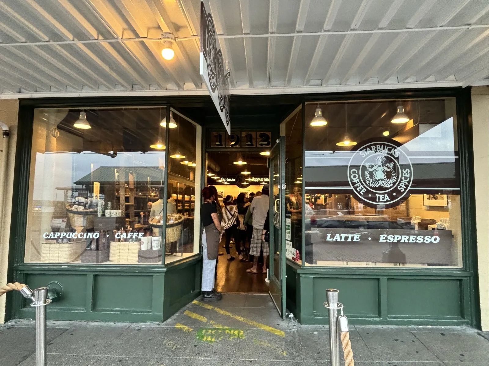 スターバックス1号店の入口と店内へ続く来店者の列