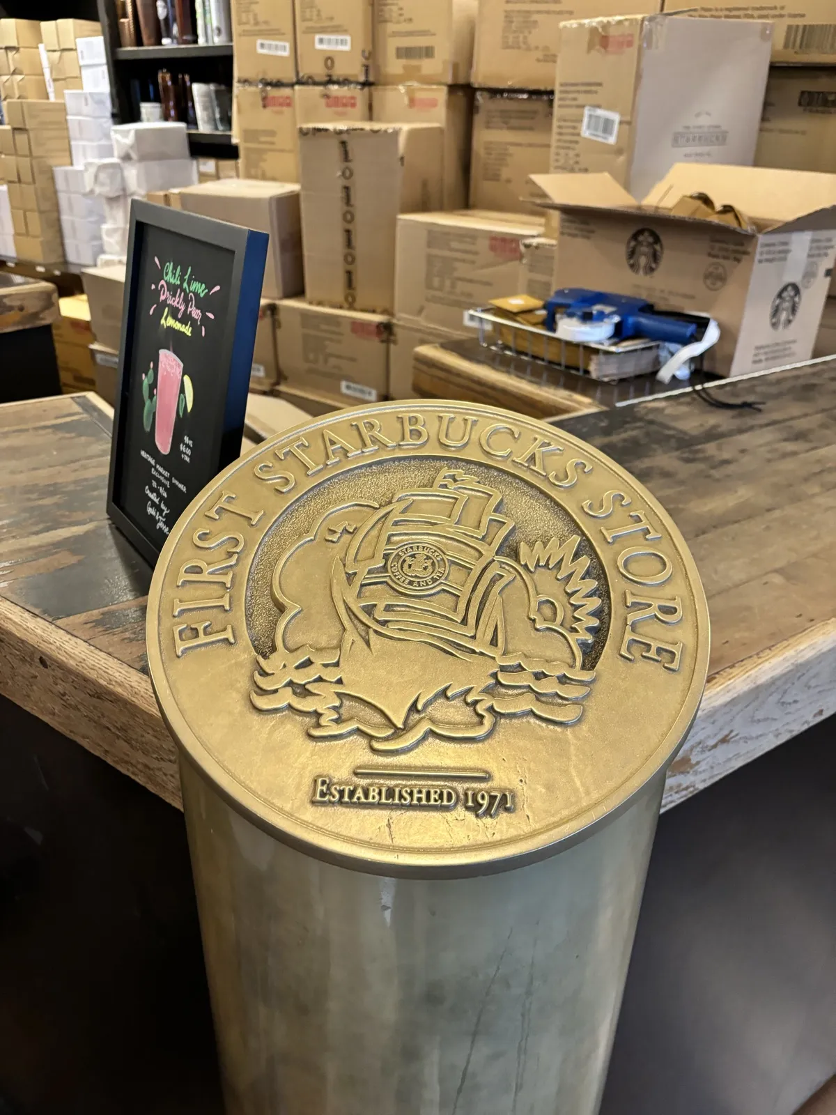 スターバックス1号店の店内にある「FIRST STARBUCKS STORE ESTABLISHED 1971」の真鍮プレート