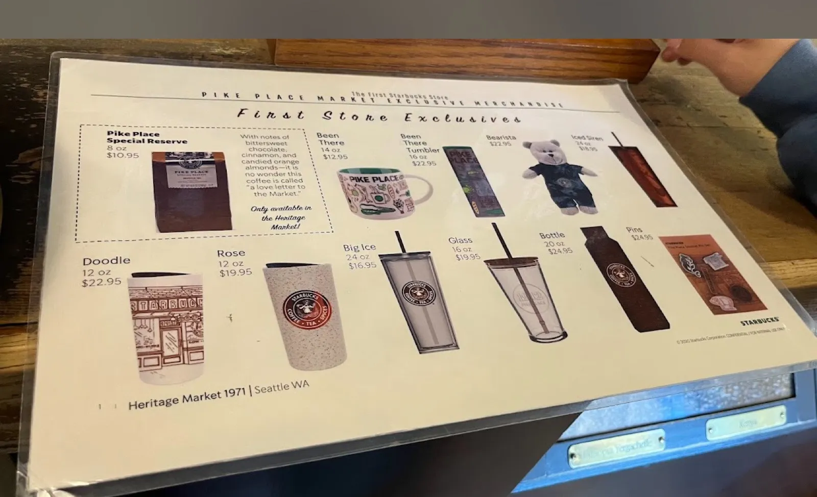 スターバックス1号店の店頭に置かれた限定グッズ一覧カード(マグ・タンブラー・ベアリスタなどの価格表)