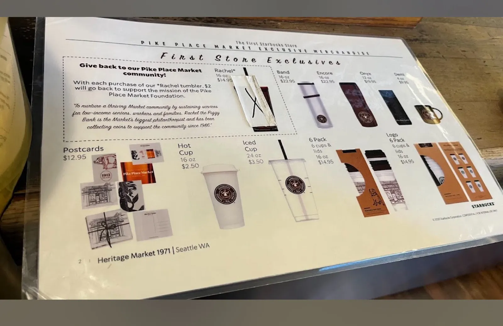 スターバックス1号店の店頭に置かれた限定グッズ一覧カード(レイチェルタンブラーやリユースカップなどの価格表)