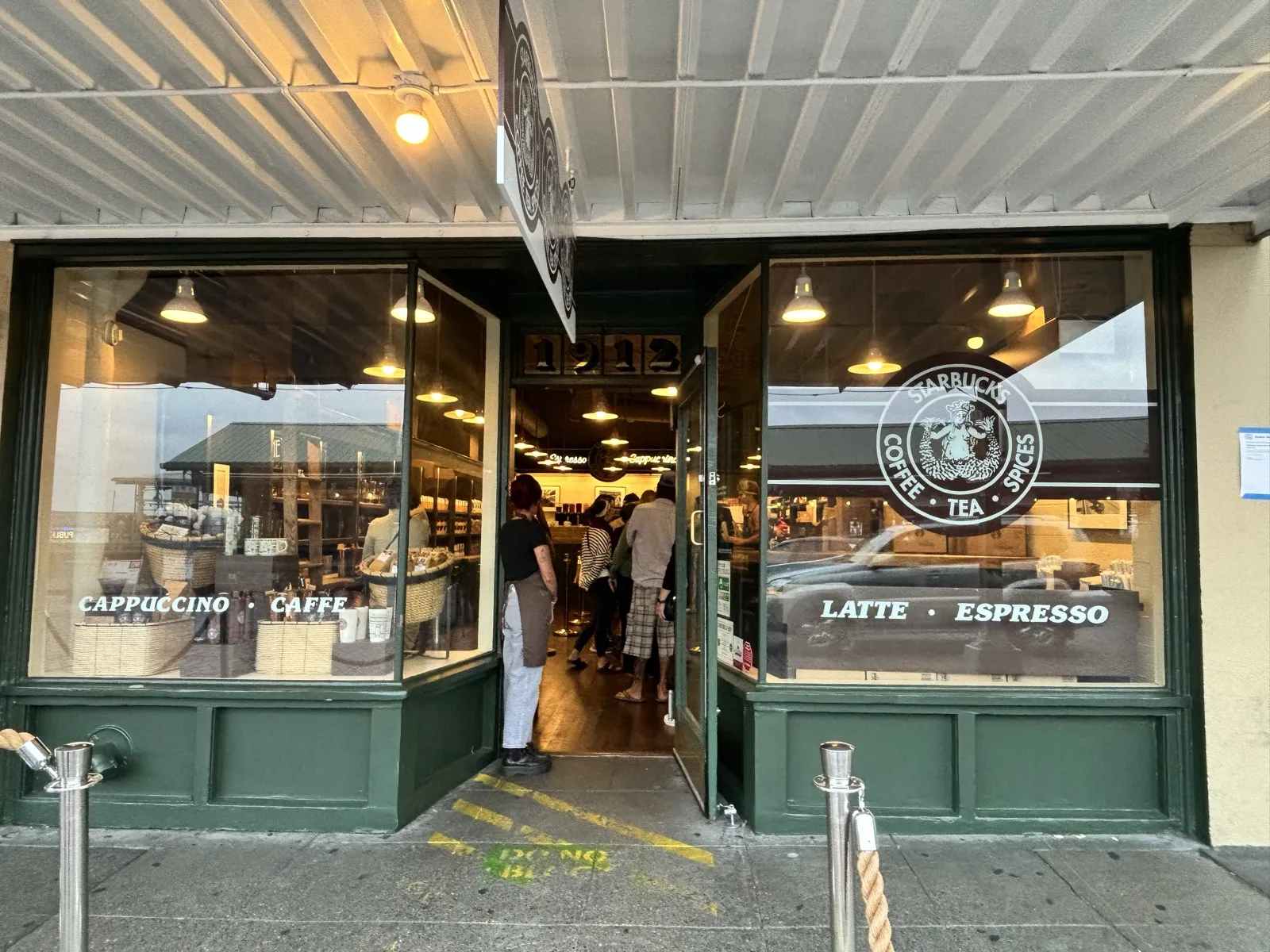 シアトル・パイクプレイスマーケットにあるスターバックス1号店(1912 Pike Place)の外観