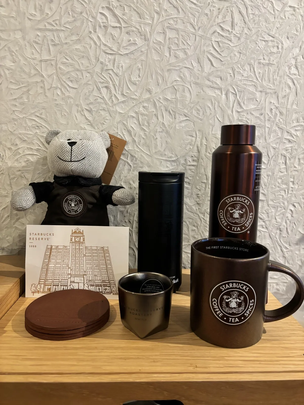 シアトルのスターバックス3店舗で購入した限定グッズ(1号店のマグカップ・ボトル・ベアリスタ、リザーブ ロースタリーのカップ、SODOのポストカード)