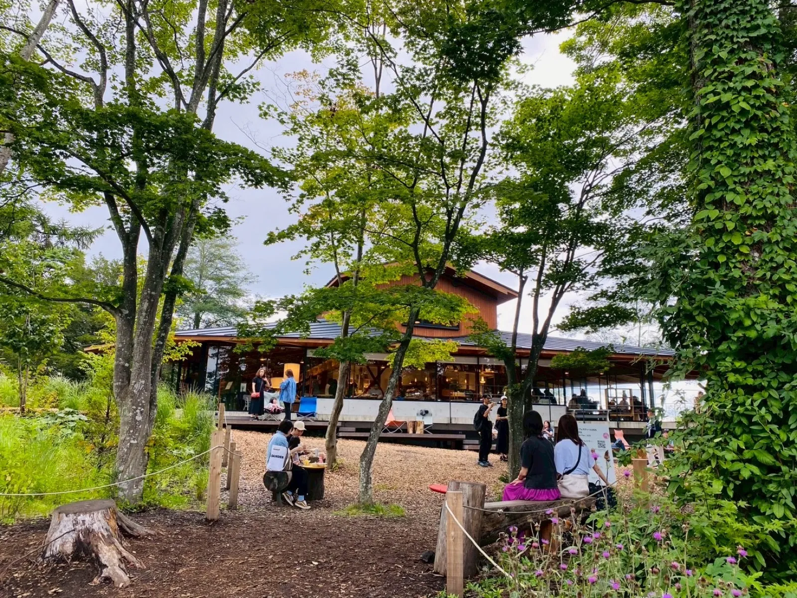 軽井沢コモングラウンズの森に建つSHOZO COFFEE(書店併設)の外観