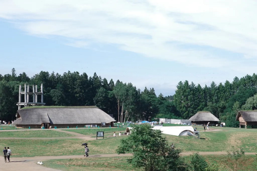 三内丸山遺跡の全景。大型竪穴建物と大型掘立柱建物が見える