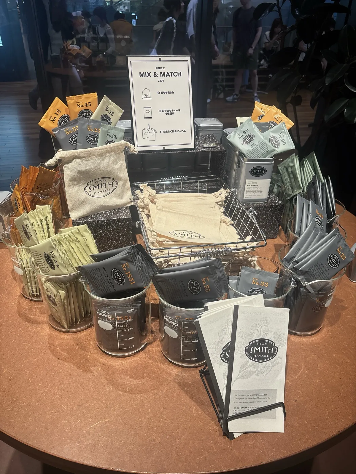 スミス・ティーメーカー横浜店の店舗限定MIX & MATCHの什器に並ぶティーバッグと巾着・缶