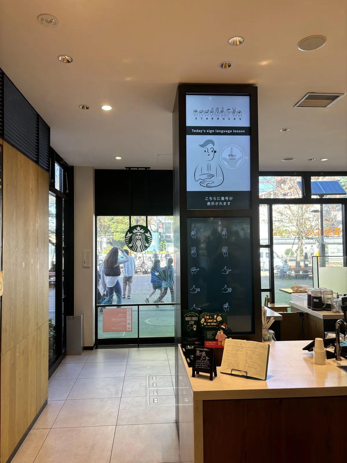 nonowa国立店の店内サイネージ。今日の手話レッスンと商品番号が表示される