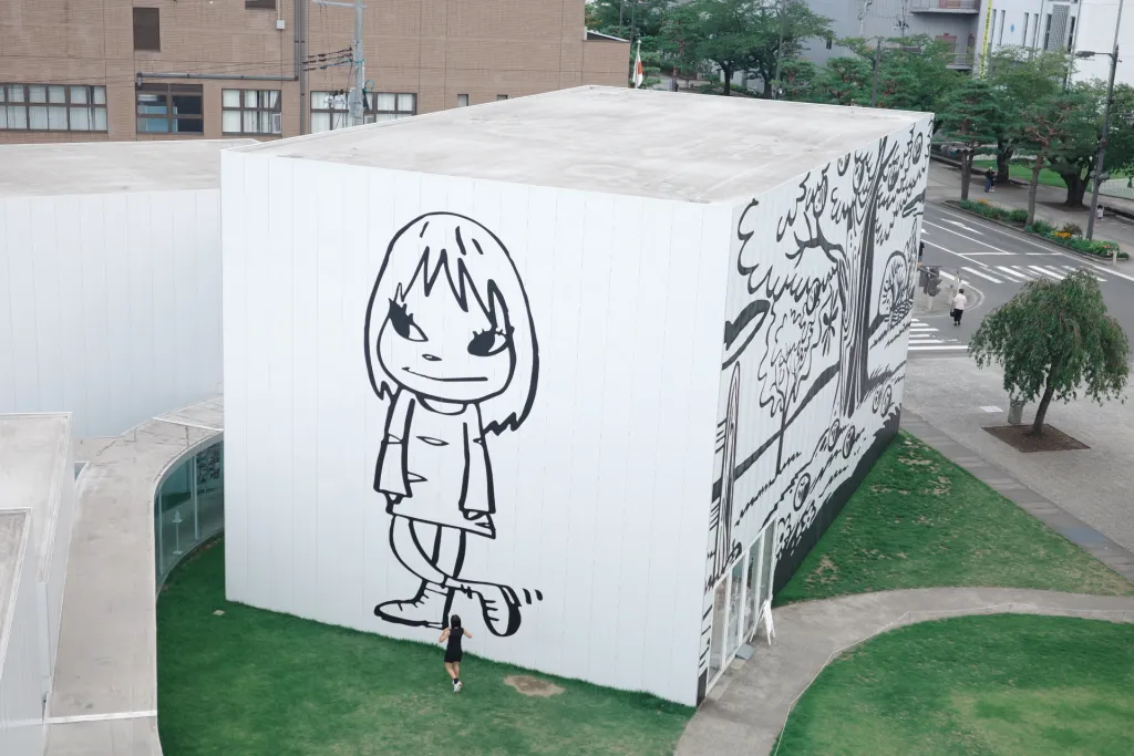 十和田市現代美術館ガイド｜アクセス・駐車場・観覧料と無料のアート広場
