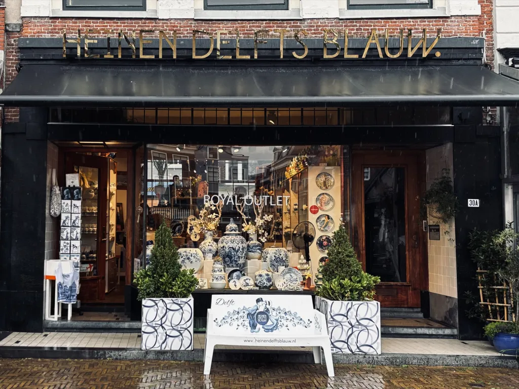 デルフトの Heinen Delfts Blauw の店の外観