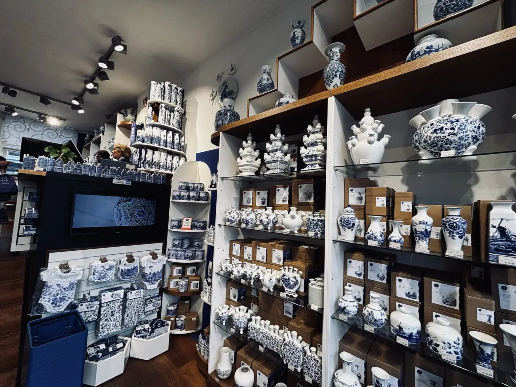 Heinen Delfts Blauw の店内の商品棚
