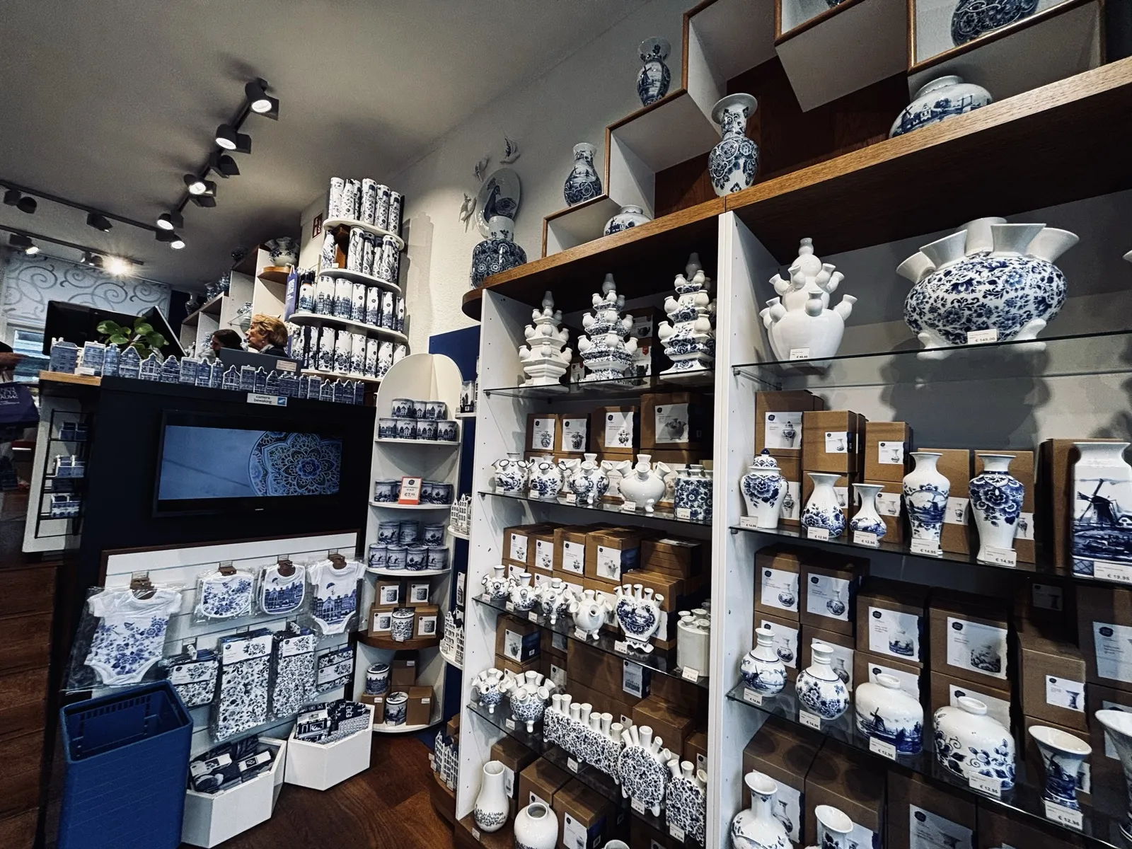 Heinen Delfts Blauw の店内の商品棚