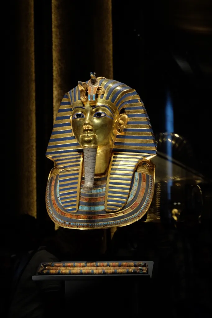 大エジプト博物館に展示されたツタンカーメンの黄金のマスク
