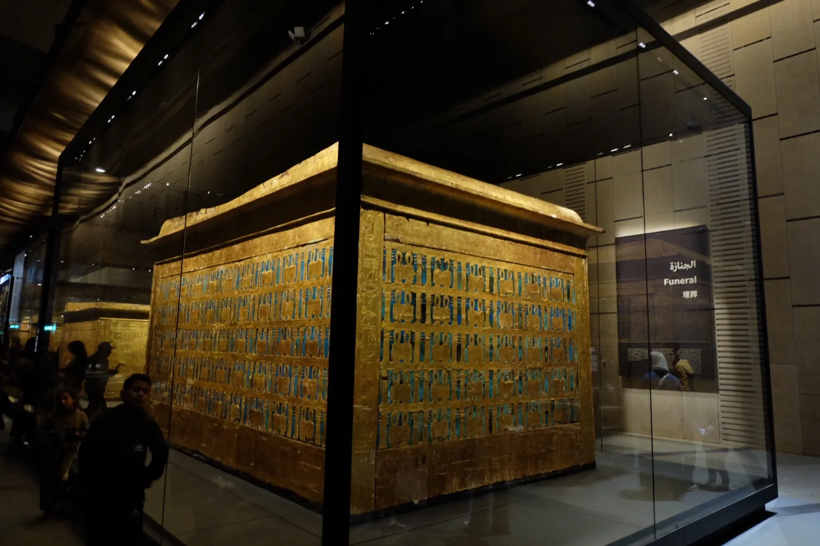 ツタンカーメン展示室に並ぶ金色の厨子