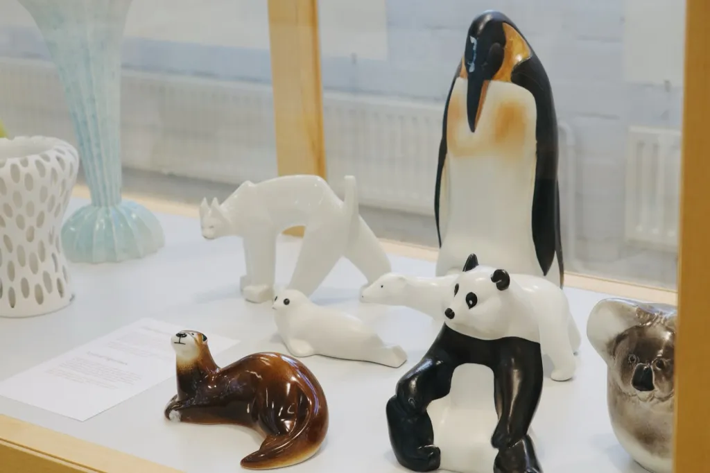ペンギンやパンダなど陶器の動物のフィギュアの展示