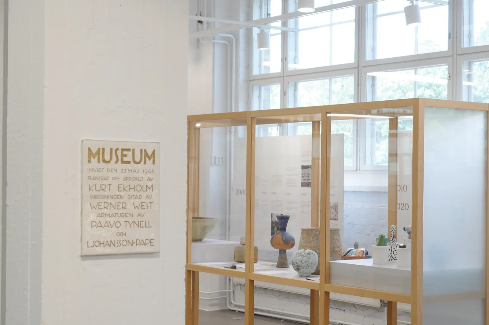 アラビアミュージアムの入口と、1948年の開館を記した銘板
