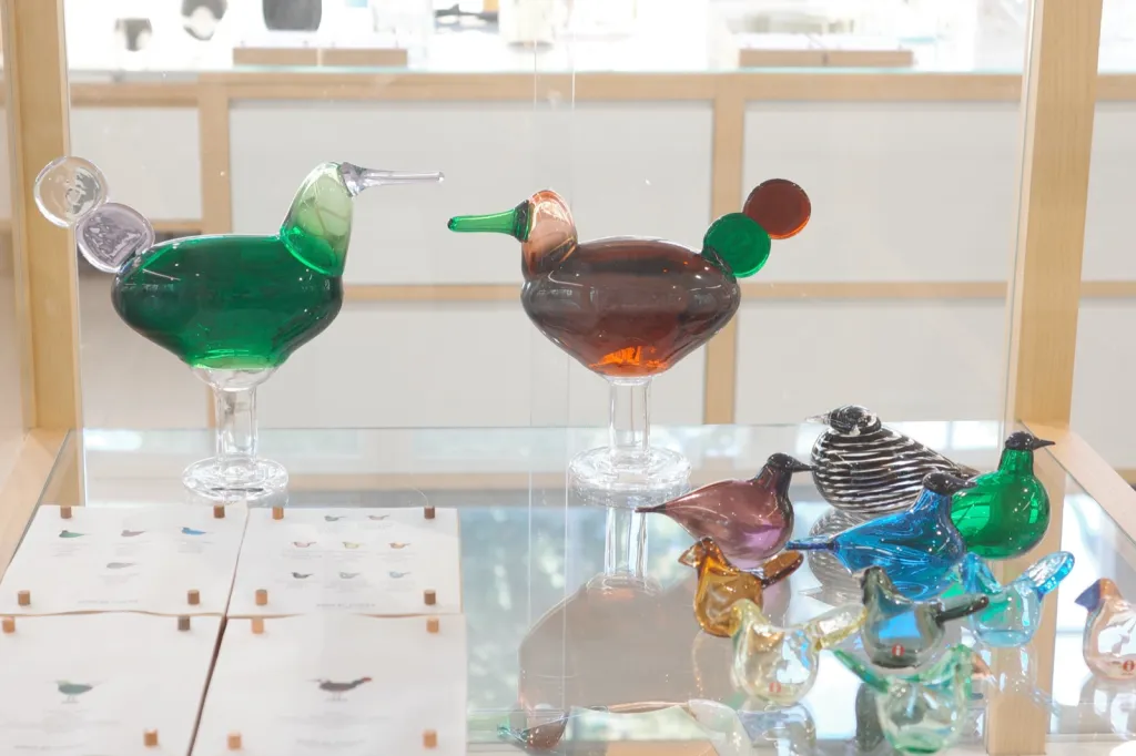 ガラスの鳥のオブジェの展示