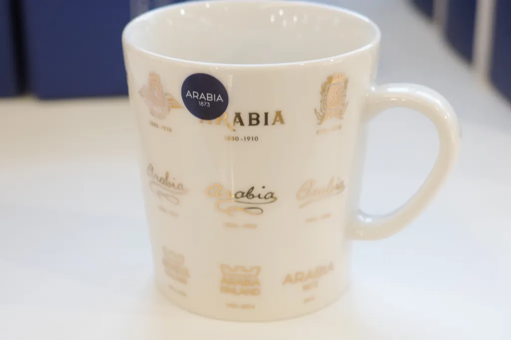 歴代のロゴ柄が入った ARABIA 1873 のマグカップ